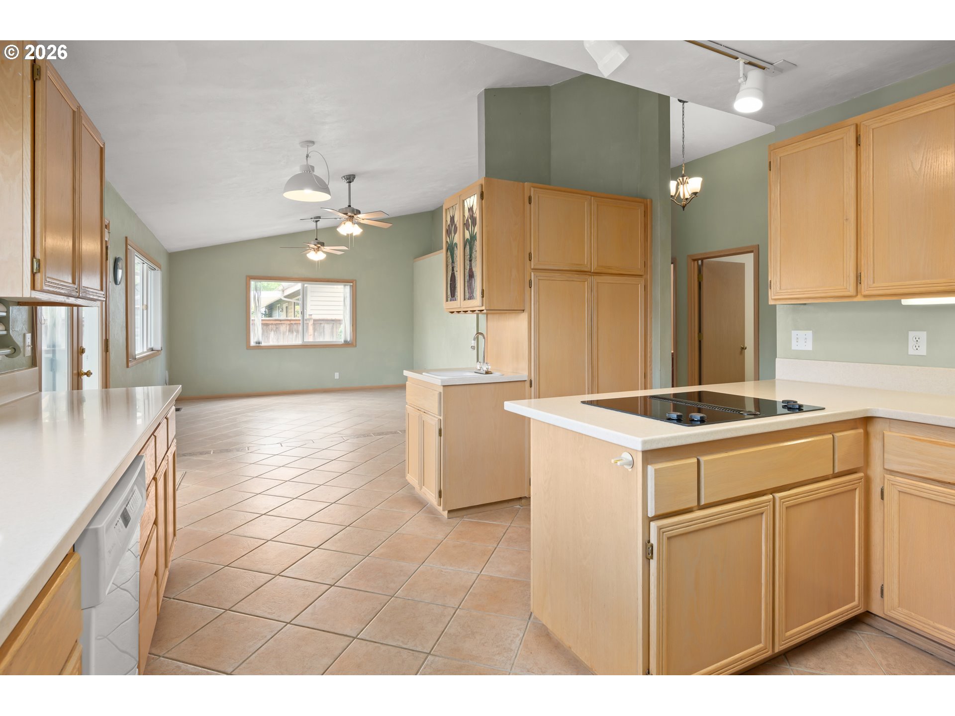 812 Marilyn Court Springfield, OR 97477 - Photo 10 of 48