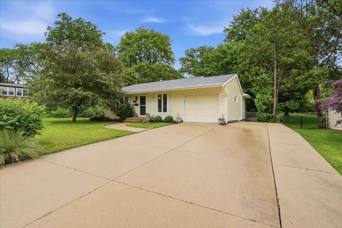 409 Topaz Lane Madison, WI 53714 - Photo 3 of 49