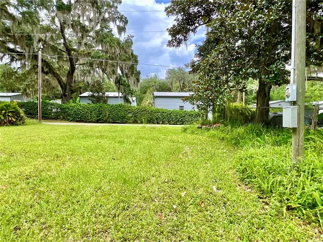 a view of a back yard