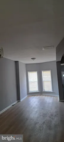 a view of empty room with window