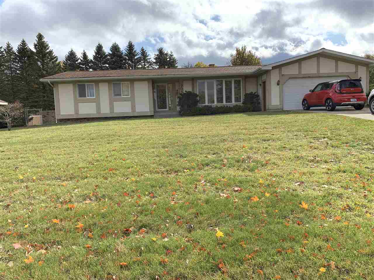 705 Holly Road Cadillac, MI 49601 - Photo 3 of 30 1868883-2.JPG