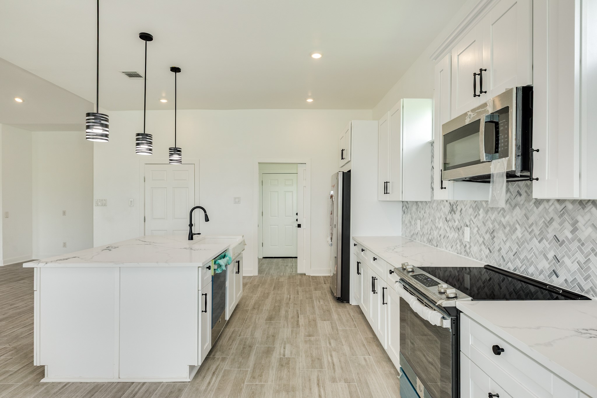 302 Colt Trail Angleton, TX 77515 - Photo 16 of 38