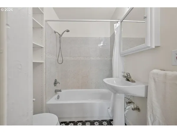 $599,980 | 2704 Southeast 84th Avenue, Portland, OR 97266