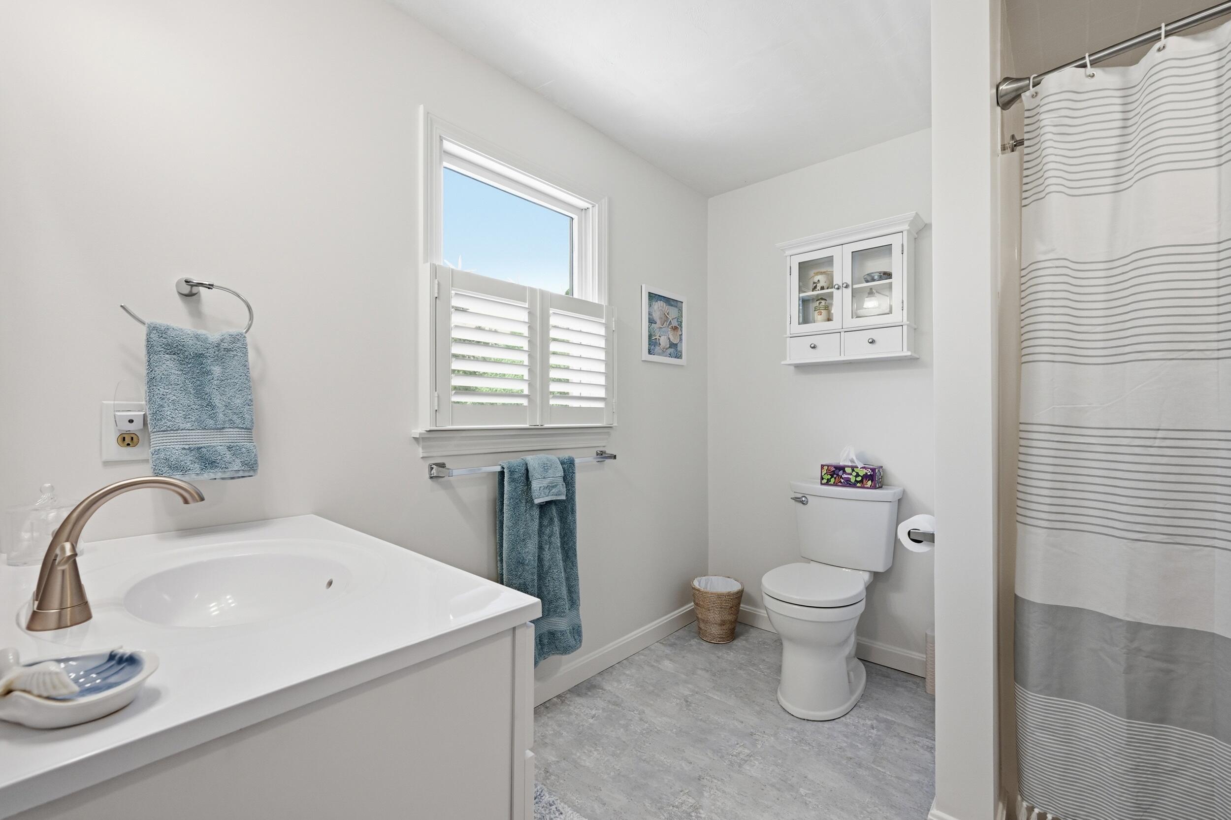 29 Waterview Circle Centerville, MA 02601 - Photo 21 of 38 2nd floor bath