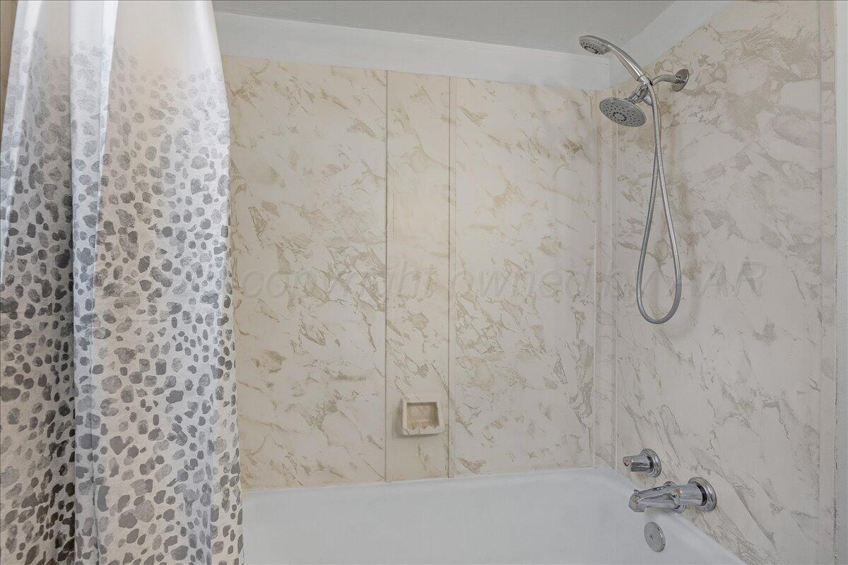 4214 South Fannin Street Amarillo, TX 79110 - Photo 17 of 24 17-Hall Bath