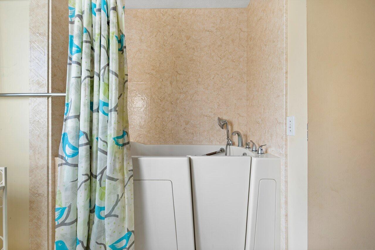 5262 Club Road Haverhill, FL 33415 - Photo 15 of 27 016-5262ClubRoad-Haverhill-FL-33415-SMAL