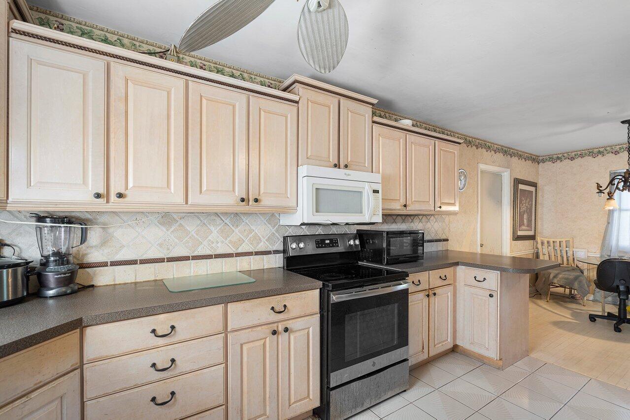 5262 Club Road Haverhill, FL 33415 - Photo 9 of 27 009-5262ClubRoad-Haverhill-FL-33415-SMAL