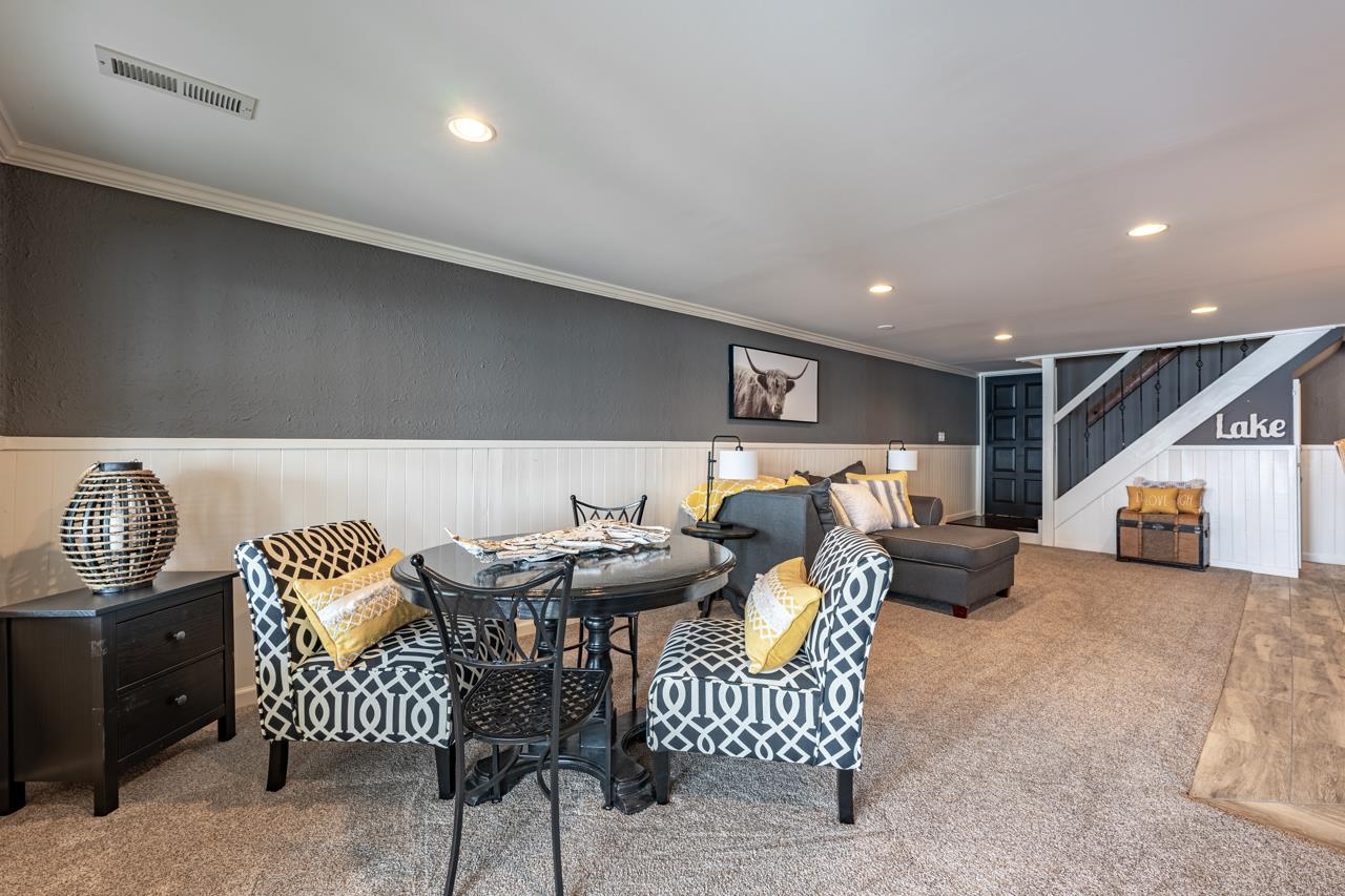 1435 Pier Drive Lake Summerset, IL 61019 - Photo 22 of 35 a living room with furniture and a couch