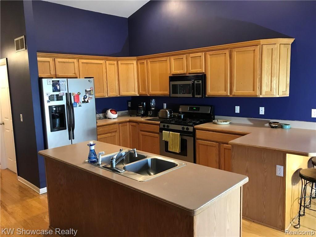 2366 Highfield Road Waterford, MI 48329 - Photo 11 of 26 Highfield kitchen new.jpg