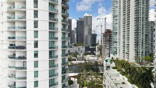 $630,000 | 90 Southwest 3rd Street, Unit 2113, Miami, FL 33130