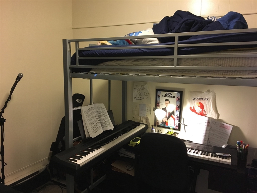 71 South Huntington Avenue, Unit 2 Boston, MA 02130 - Photo 11 of 15 a room with furniture and screen