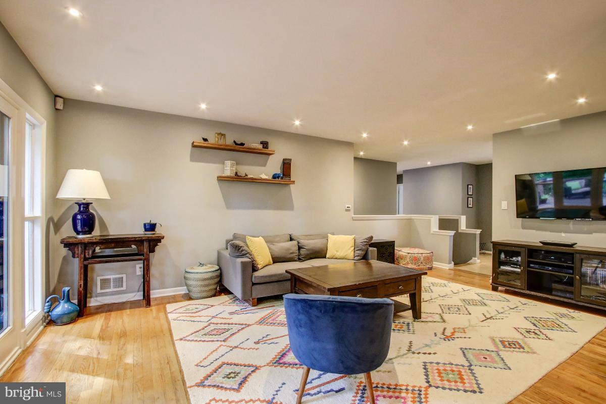 10707 Margate Road Silver Spring, MD 20901 - Photo 10 of 30 Living Room