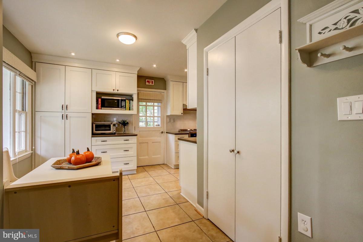10707 Margate Road Silver Spring, MD 20901 - Photo 4 of 30 Eat In Kitchen with Pantry Closet