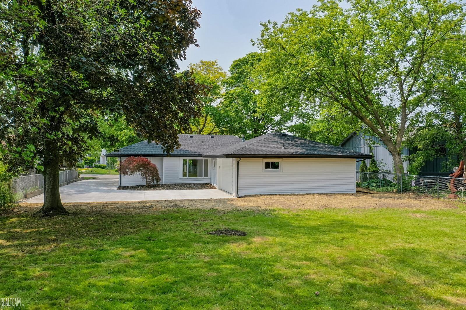 330 North Helen Avenue Rochester, MI 48307 - Photo 33 of 41 50177266-23652577-13b4-4f74-aadb-654016d498ae.JPG