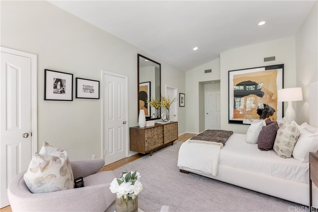 3300 Berry Drive Studio City, CA 91604 - Photo 16 of 35 Primary Bedroom