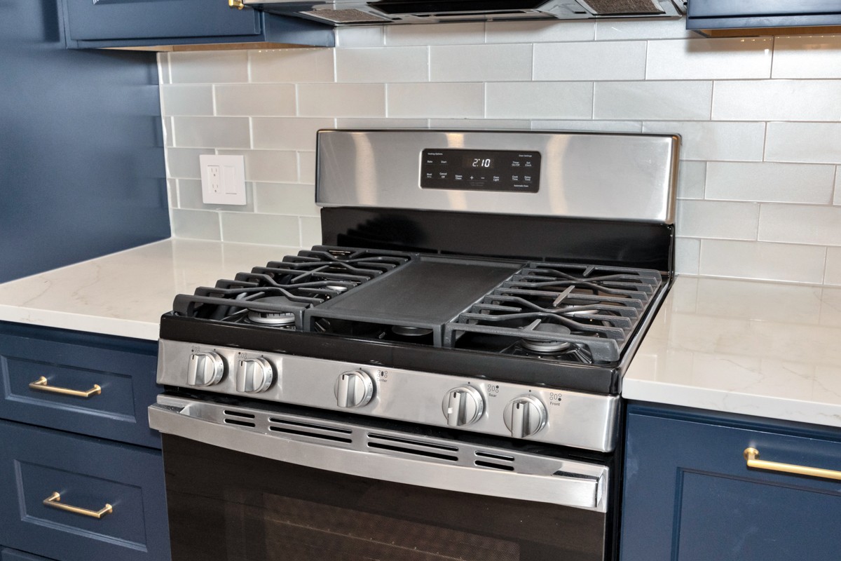 320 Park Street Pulaski, TN 38478 - Photo 12 of 46 a stove top oven sitting inside of a kitchen