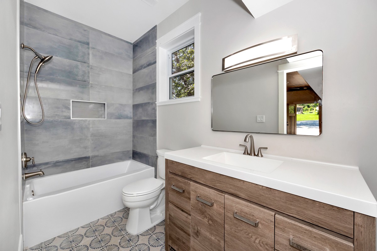 320 Park Street Pulaski, TN 38478 - Photo 40 of 46 a bathroom with a sink a toilet and a bathtub