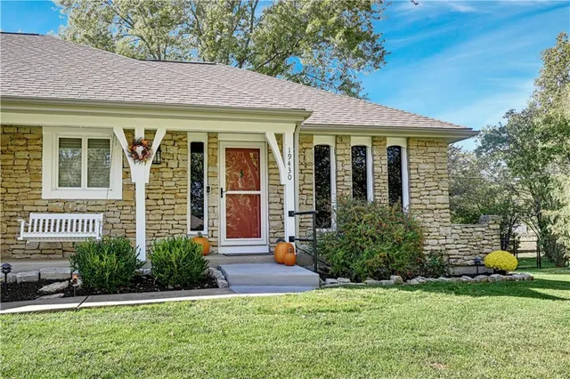 $595,000 | 19430 Hardy Street, Stilwell, KS 66085