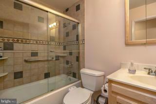 2112 Lirio Court Reston, VA 20191 - Photo 22 of 25 Bath