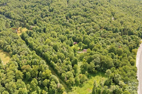a view of a large yard with lots of green space