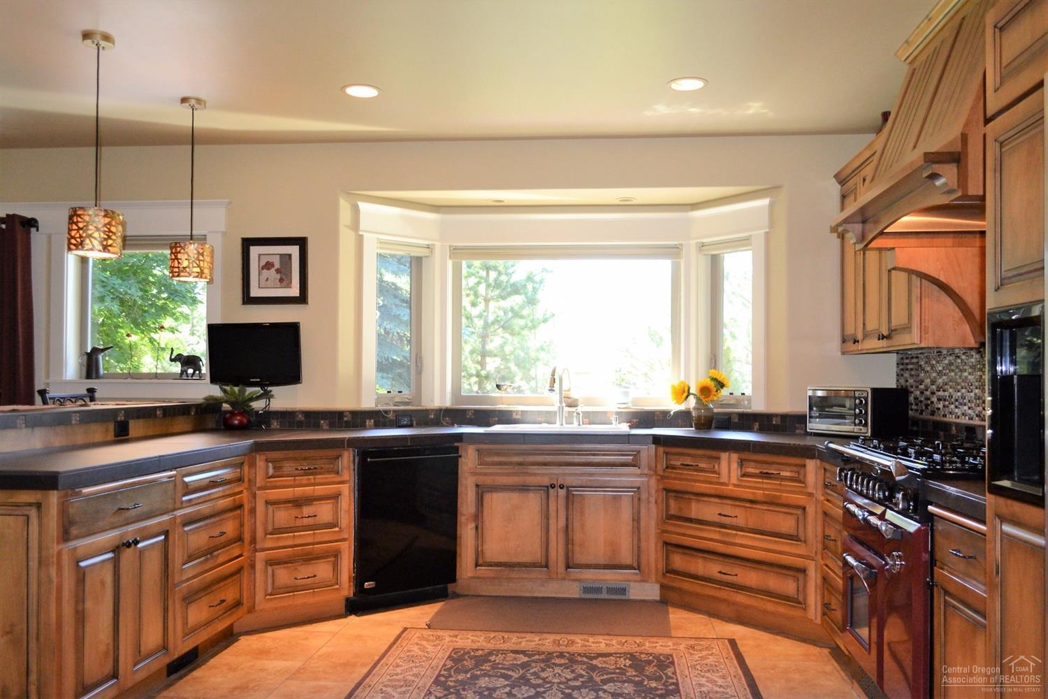 61435 West Ridge Ave Bend Bend, OR 97702 - Photo 3 of 25 Gallery Image 3