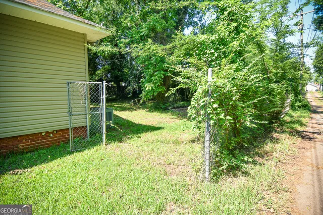 a view of a backyard