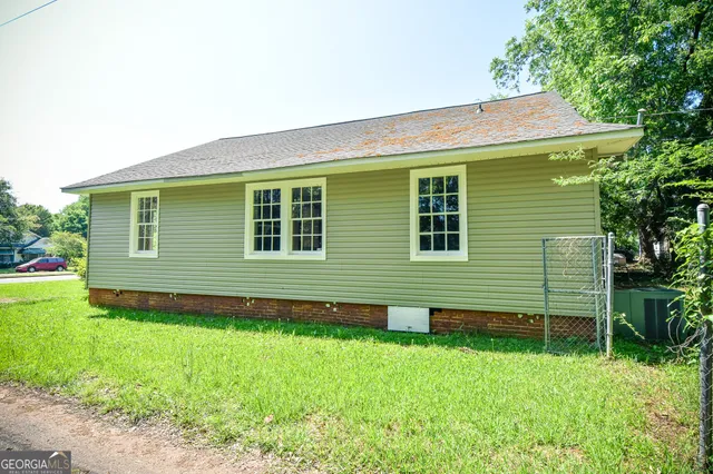 a view of front of house with a yard