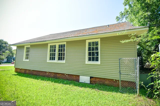 a view of a house with a backyard