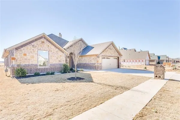 $2,500 | 320 Oar Wood Drive, Granbury, TX 76049