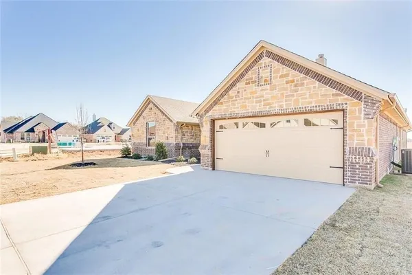 $2,500 | 320 Oar Wood Drive, Granbury, TX 76049