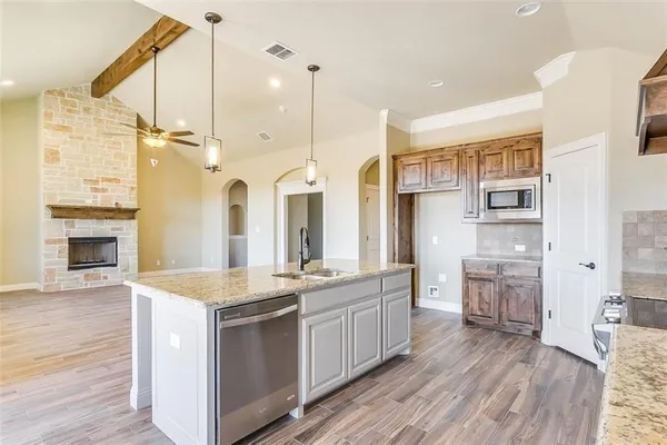 $2,500 | 320 Oar Wood Drive, Granbury, TX 76049