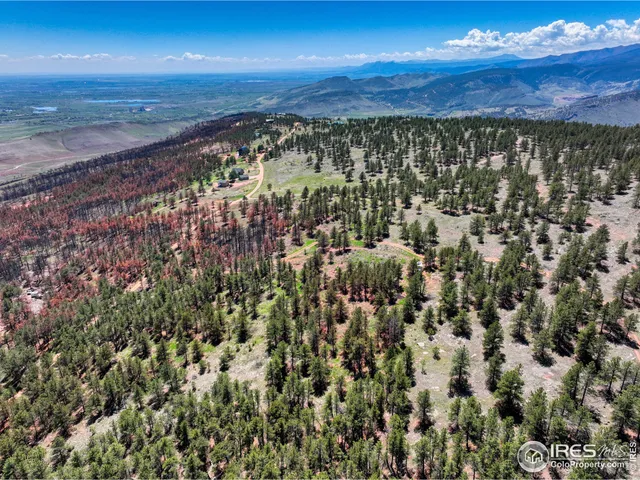 a view of a houses with a yard