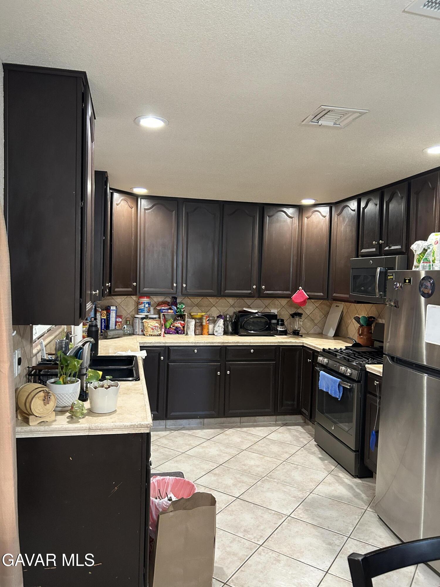 1033 Porter Street Ridgecrest, CA 93555 - Photo 5 of 19 IMG_7478