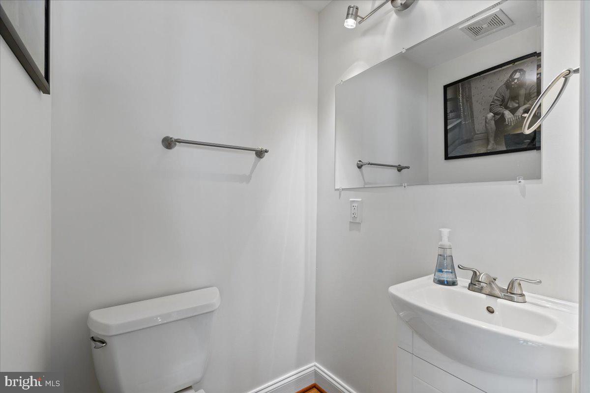 435 Kenneth Square Baltimore, MD 21212 - Photo 7 of 35 a bathroom with a toilet a sink and mirror