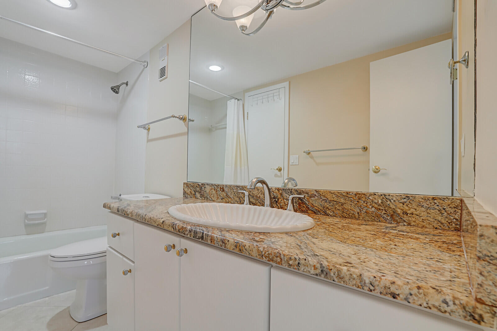336 Golfview Road, Unit 1115 North Palm Beach, FL 33408 - Photo 24 of 40 Guest Bathroom