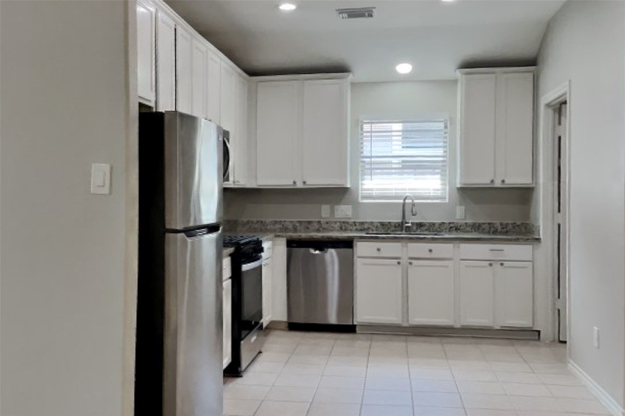 804 Lovebug Lane Conroe, TX 77301 - Photo 4 of 19