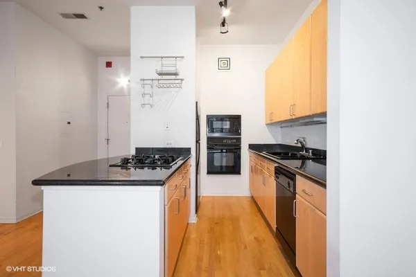 $300,000 | 130 South Canal Street, Unit 816, Chicago, IL 60606