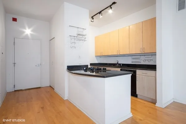 $300,000 | 130 South Canal Street, Unit 816, Chicago, IL 60606