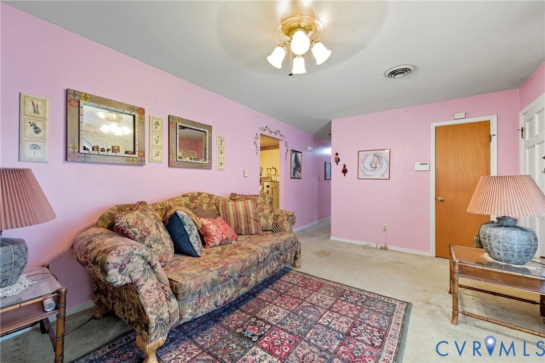 5606 Retriever Road Richmond, VA 23237 - Photo 6 of 27 a living room with furniture