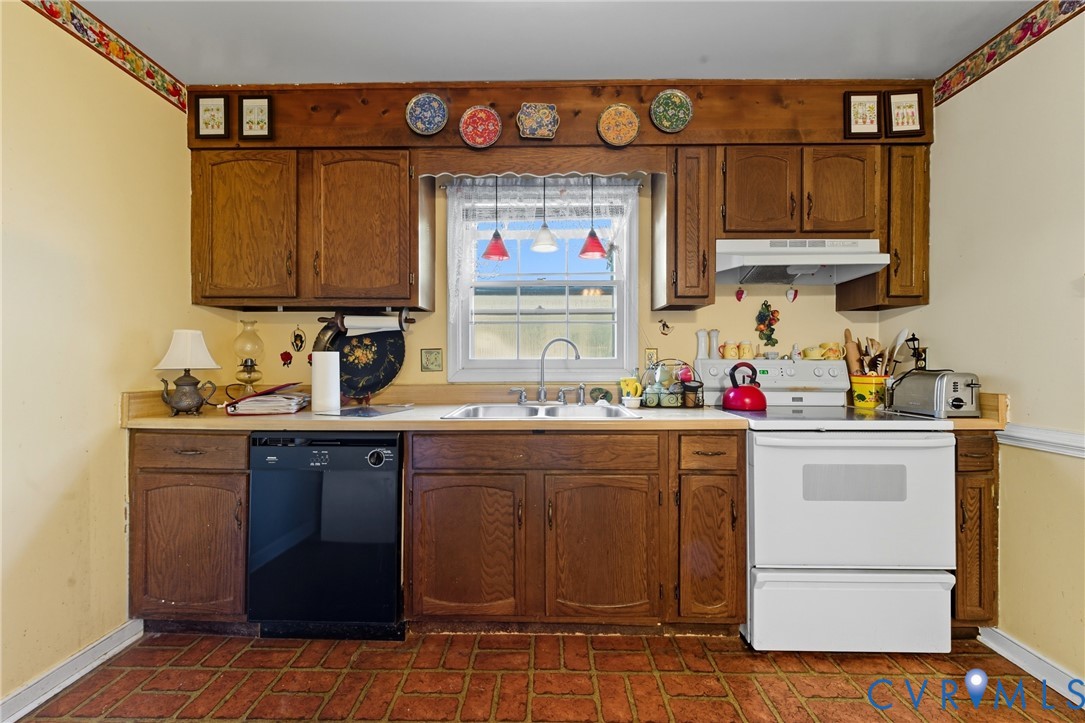 5606 Retriever Road Richmond, VA 23237 - Photo 9 of 27 a kitchen with granite countertop a sink cabinets and stainless steel appliances