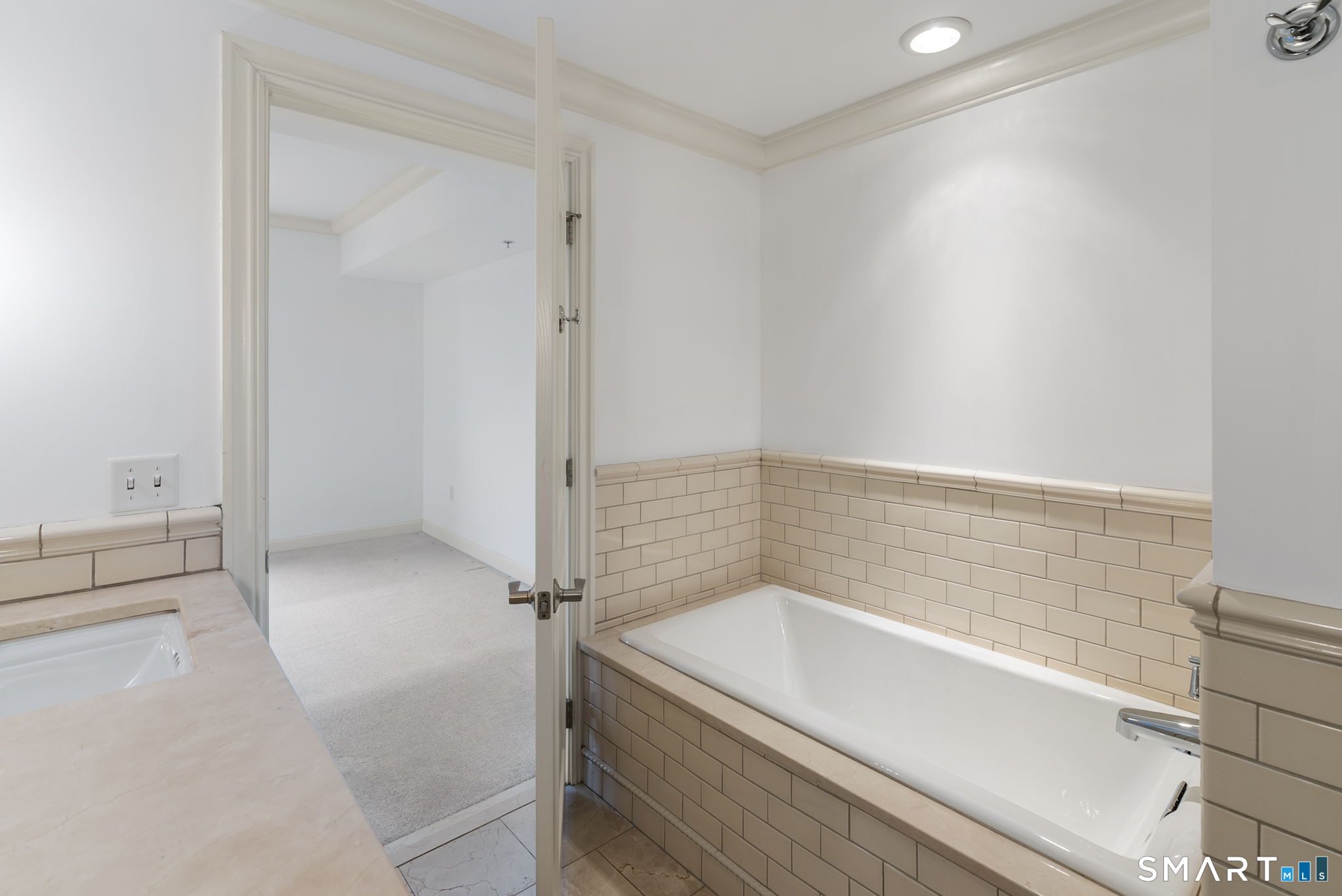 85 Memorial Road, Unit 313 West Hartford, CT 06107 - Photo 23 of 30 Soaking tub in primary bath