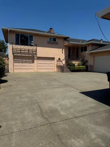 a view of a car park in front of house
