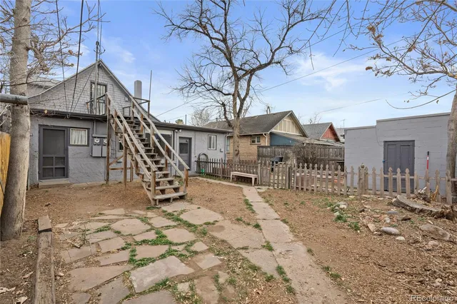 a view of entryway with a yard