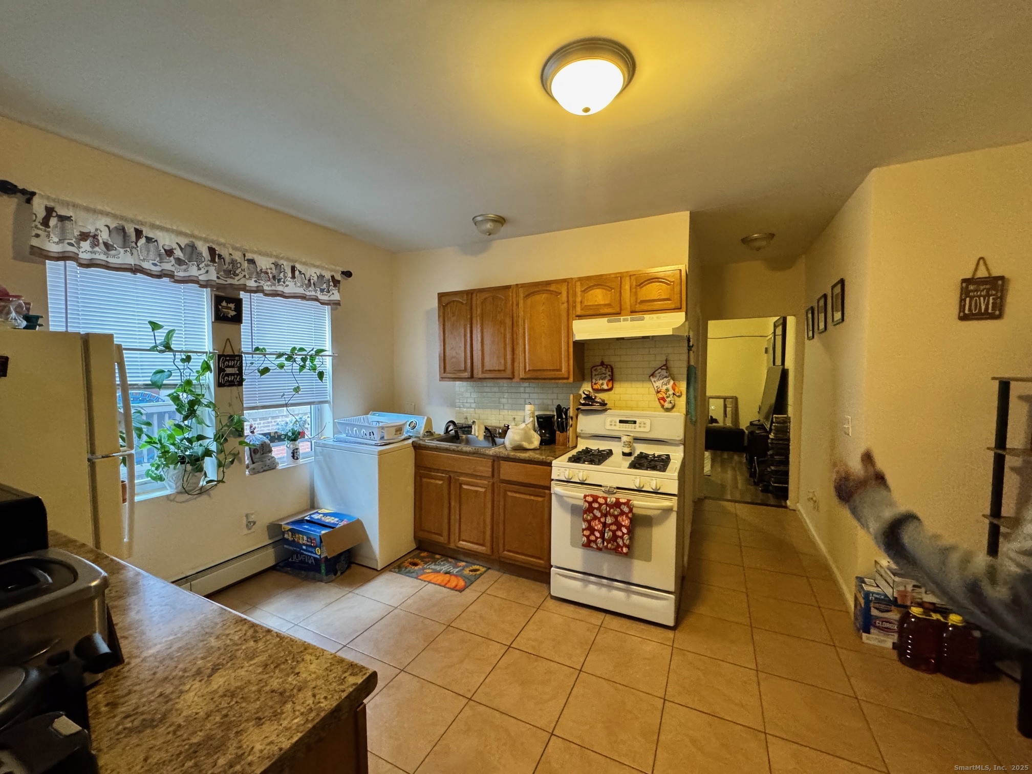 204 Magnolia Street, Unit 2S Hartford, CT 06112 - Photo 4 of 11 a kitchen with stove and refrigerator