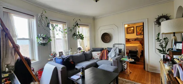 $2,595 | 1925 West Belle Plaine Avenue, Unit 3F, Chicago, IL 60613