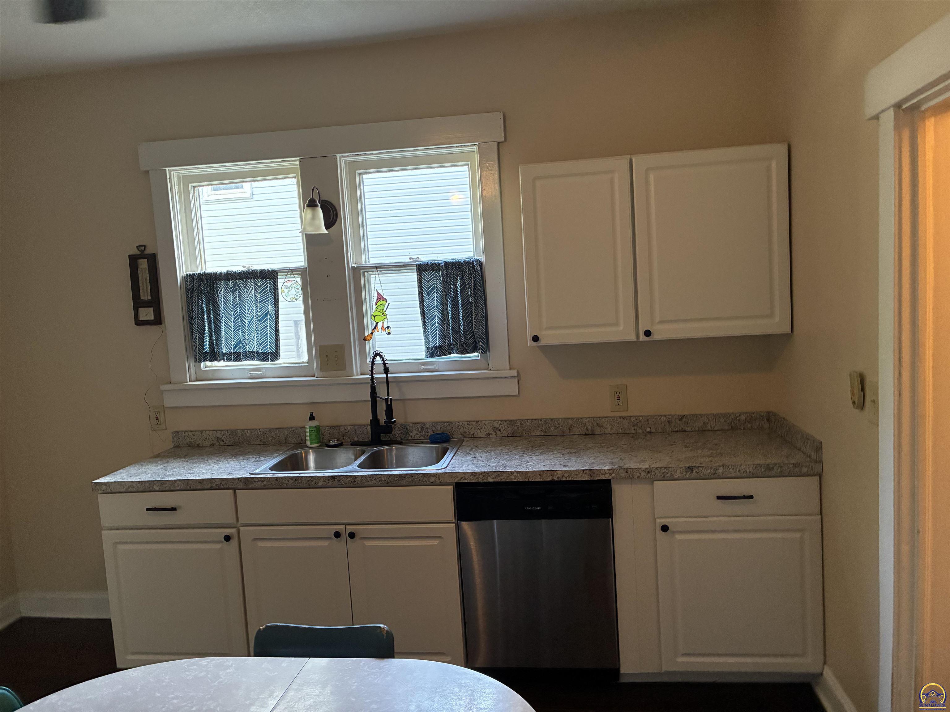 1279 Southwest MacVicar Avenue Topeka, KS 66604 - Photo 15 of 34