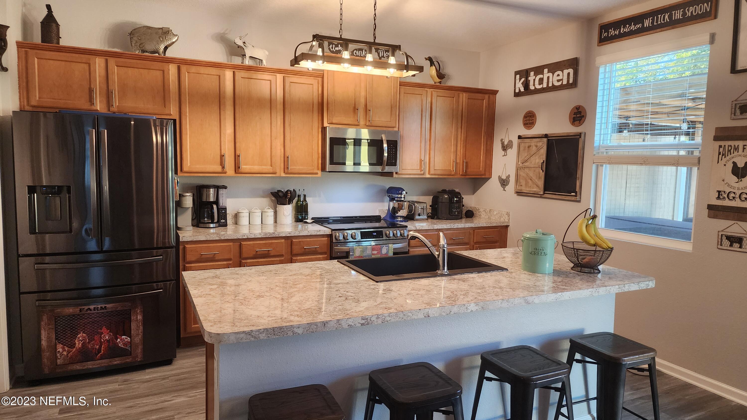 3822 Bronco Road Middleburg, FL 32068 - Photo 4 of 37 a kitchen with granite countertop a refrigerator stove and sink