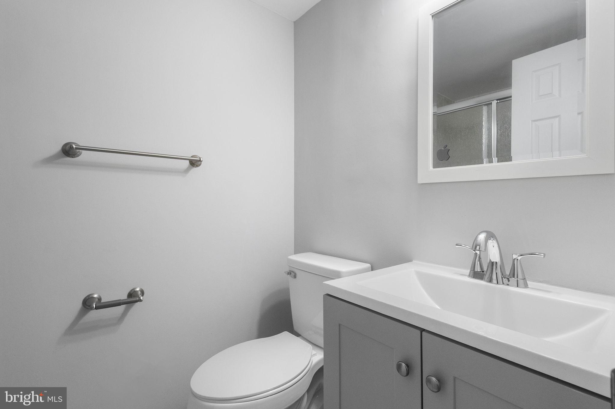 11654 Stoneview Square, Unit 94/1B Reston, VA 20191 - Photo 24 of 46 Primary Full Bathroom 1