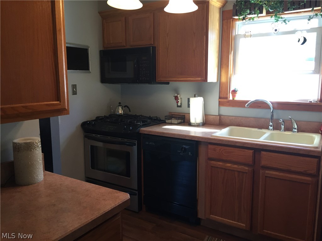 107 Wilson Street Struthers, OH 44471 - Photo 9 of 33 Kitchen