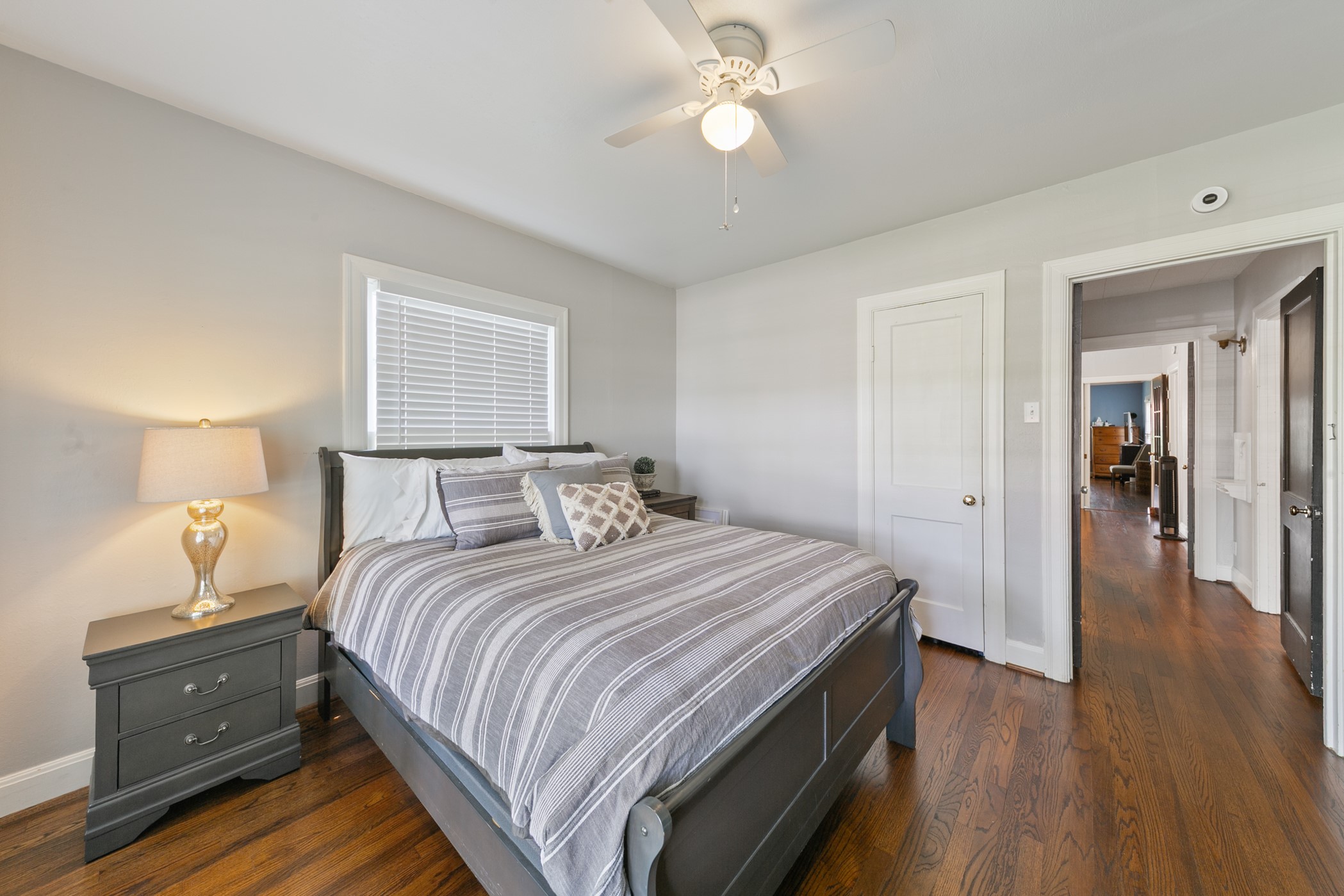 503 West 33rd Street Houston, TX 77018 - Photo 24 of 34 The stunning hardwoods continue throughout the home and into the front bedroom.